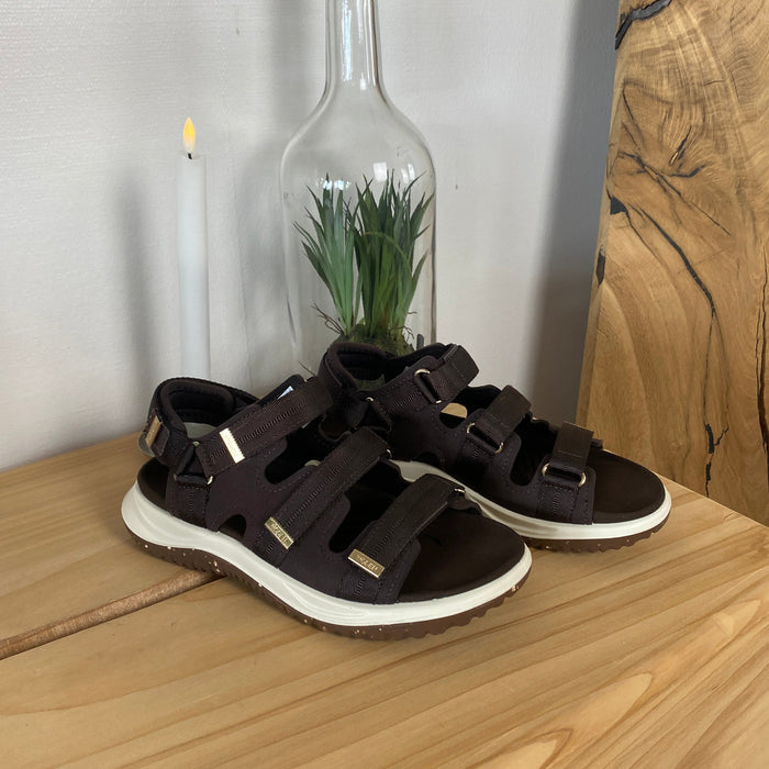 Woden sandal i mörkbrun – justerbar passform med hälrem