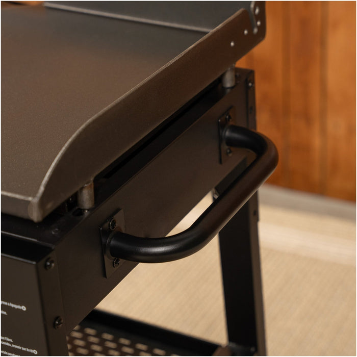 With the easy-to-use side handle, you'll move the griddle to your ideal cooking spot.
