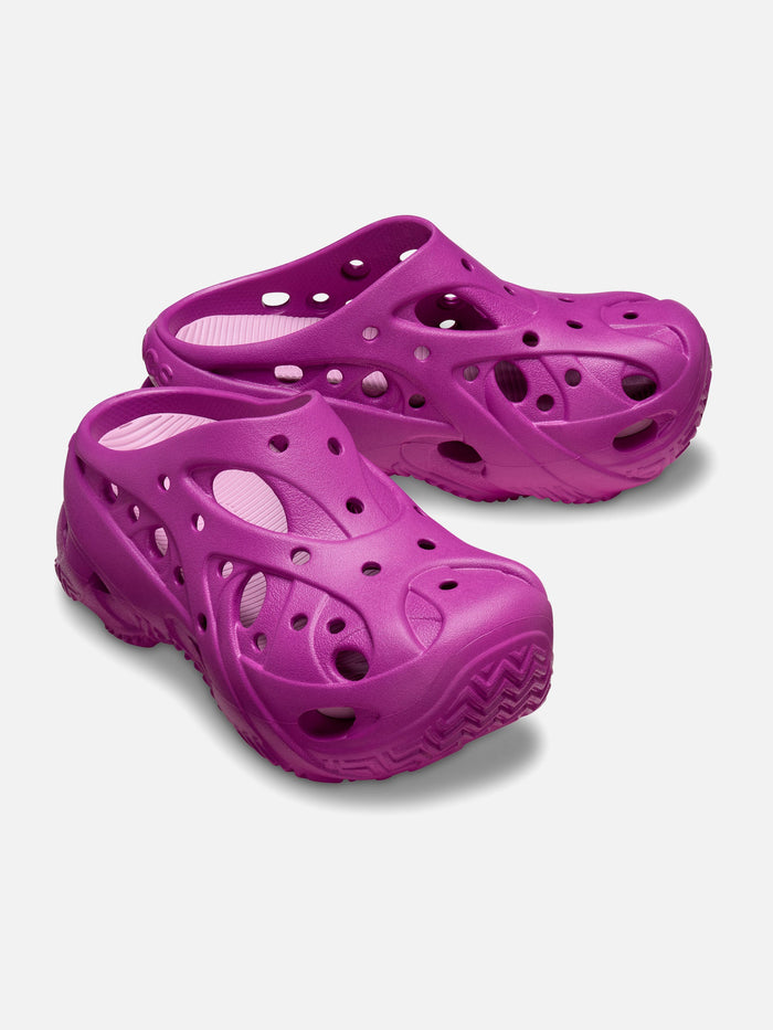 Crocs Caged Clog Grapeberry — par en angulo