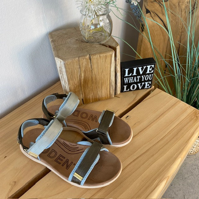 Ljusblå/grön Woden sandal med bra fotvalvsstöd