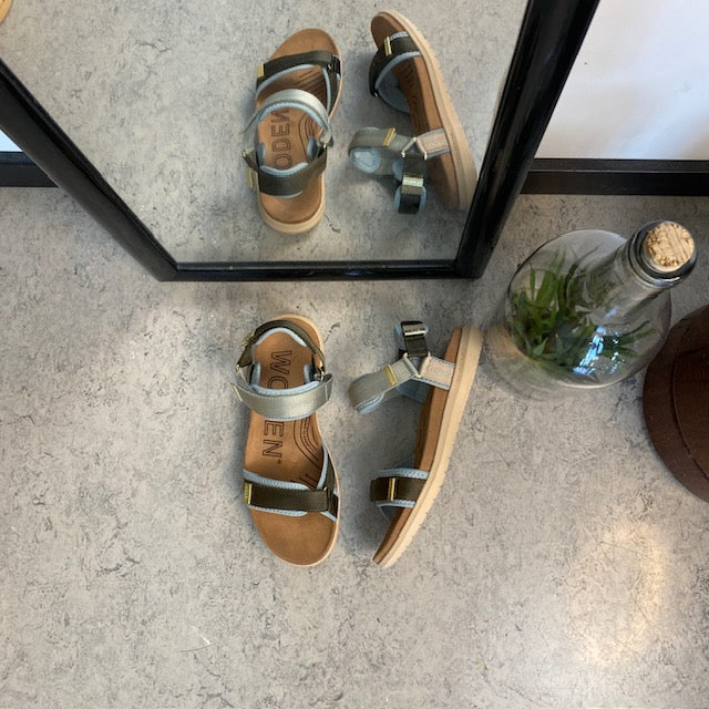 Ljusblå/grön Woden sandal med bra fotvalvsstöd