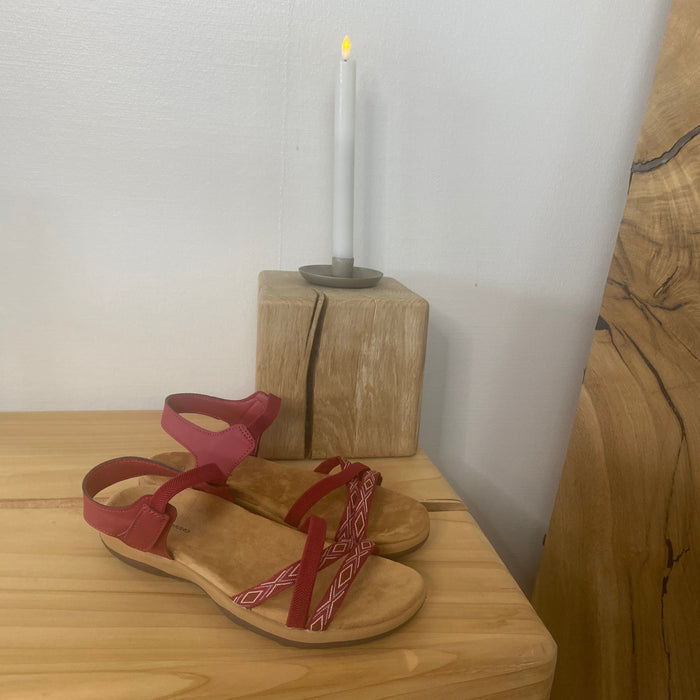Röd sandal med elastiska remmar och kardborre – feminin och flexibel