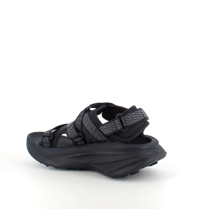 Svart Teva sandal med maximal stötdämpning och säkert grepp