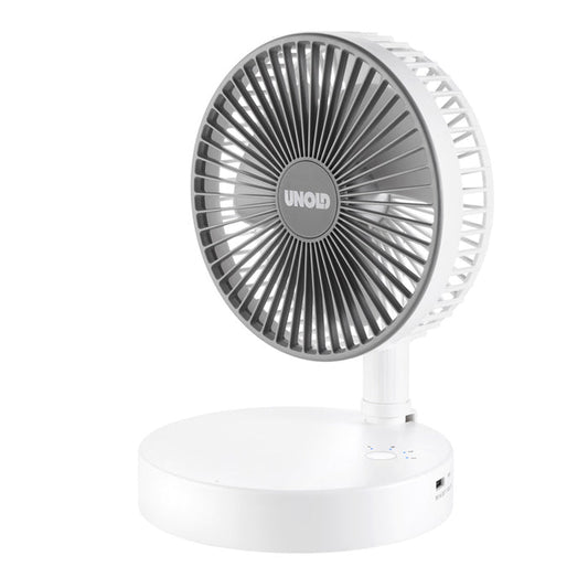 Der kompakte, moderne, weiß-graue TELESKOP-VENTI CORDLESS Tischventilator von Unold verfügt über einen runden Sockel, einen USB-Anschluss und das Unold-Logo auf dem Frontgitter. Der Ventilator ist leicht nach oben geneigt.