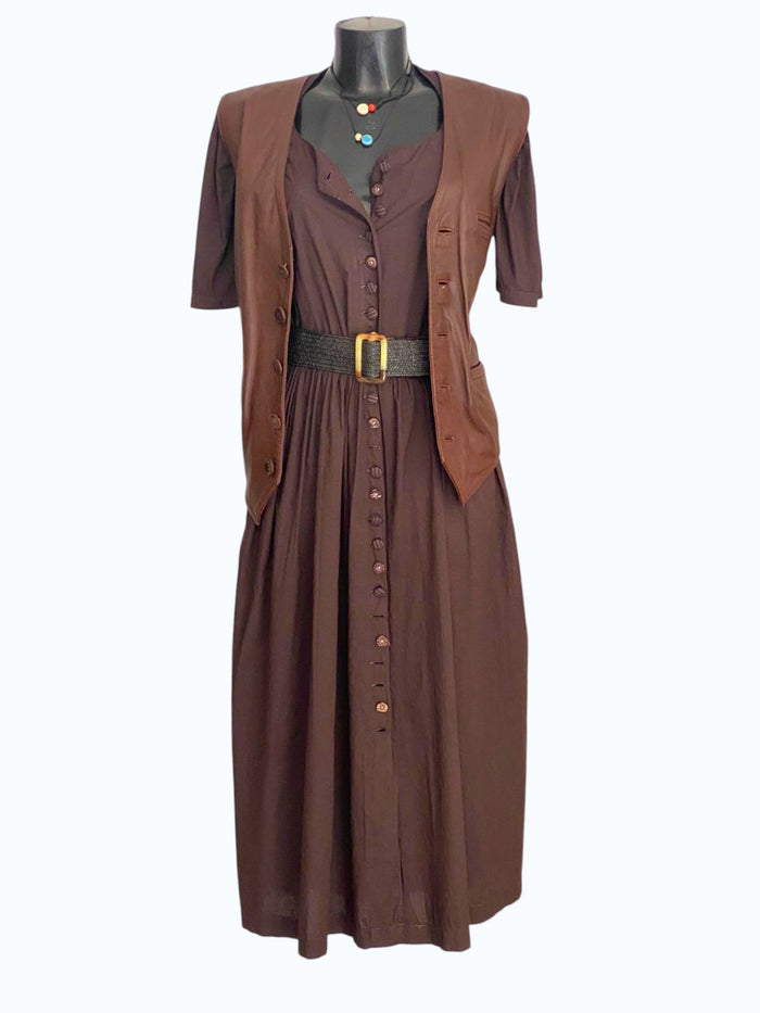 Vestito marrone con bottoncini lungo