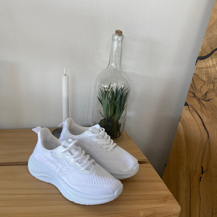 Vit lättvikts-sneaker med stötdämpning & andningsbart mesh