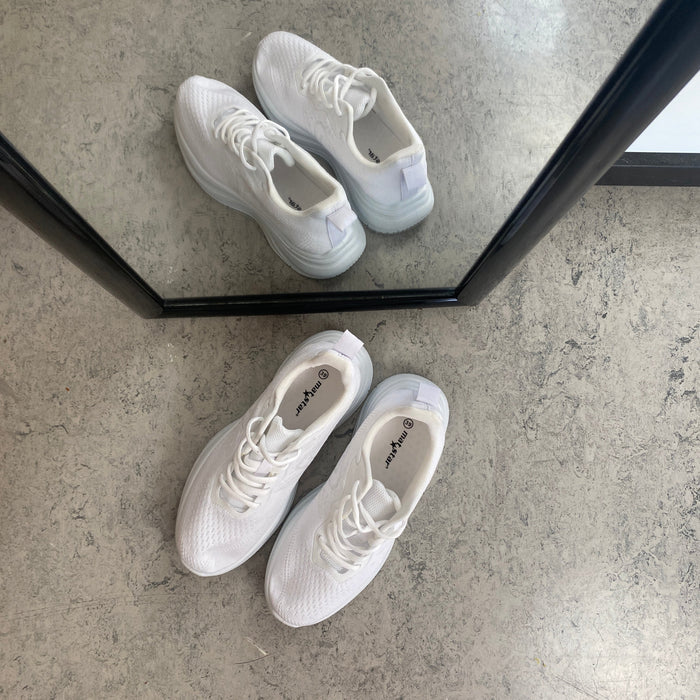 Vit lättvikts-sneaker med stötdämpning & andningsbart mesh