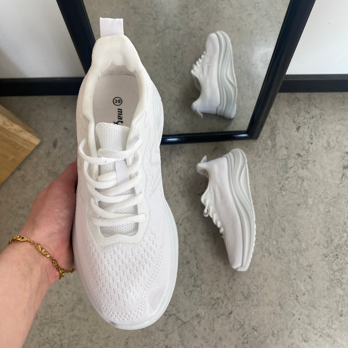 Vit lättvikts-sneaker med stötdämpning & andningsbart mesh