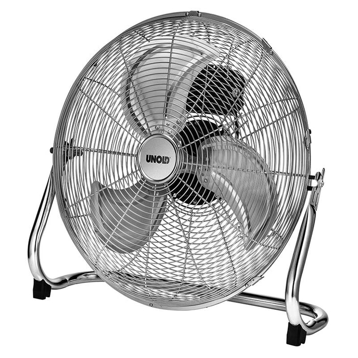 Ein silberner Standventilator aus Metall mit drei Flügeln und einem Schutzgitter aus Draht steht auf zwei geschwungenen Beinen. In der Mitte des Ventilators ist der Markenname Unold WINDMASCHINE SPEED zu sehen.