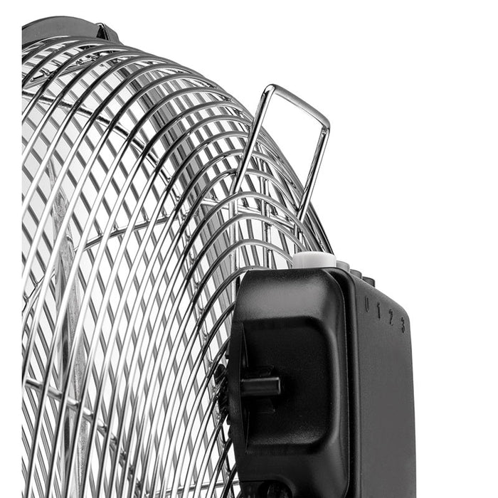 Nahaufnahme des Metallventilators Unold WINDMASCHINE SPEED mit schützendem Drahtkäfig, schwarzem Bedienfeld mit einem Geschwindigkeitsregler von 0–3 und einem Griff oben.