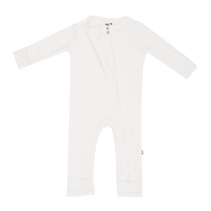 Dual zipper being displayed on Kyte Baby Zippered Romper in Cloud