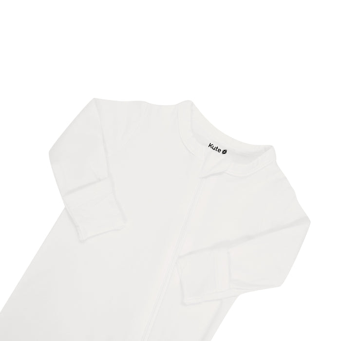 Close up of zipper garage on Kyte Baby Zippered Romper in Cloud